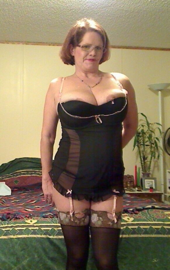 19P Madura amateur Misha MILF libera sus enormes tetas de la lencería antes de meterse un consolador