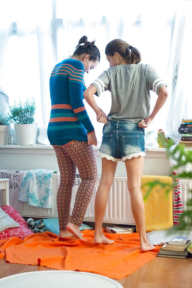 16P Des lesbiennes européennes amateurs s'habillent nues pendant que des voyeurs regardent