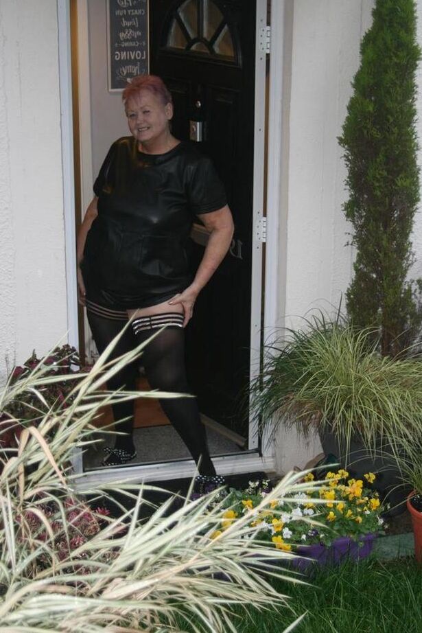 20P Fat nan Valgasmic Exposed sports shorts hair while exposing her snatch