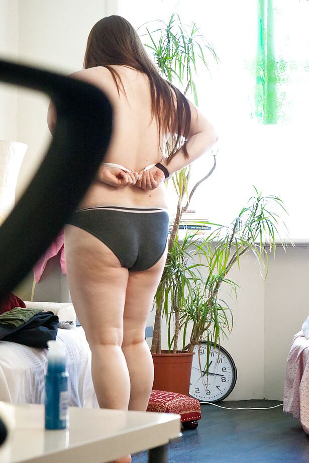 16P 太ったケイラ T がヌードでモデルをした後に下着を引っ張る