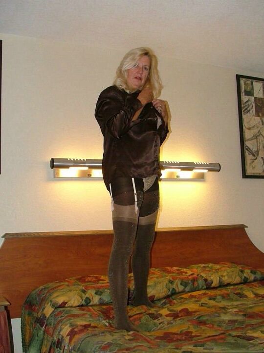 19P Rubia madura amateur Adonna se desnuda y se toca en el motel