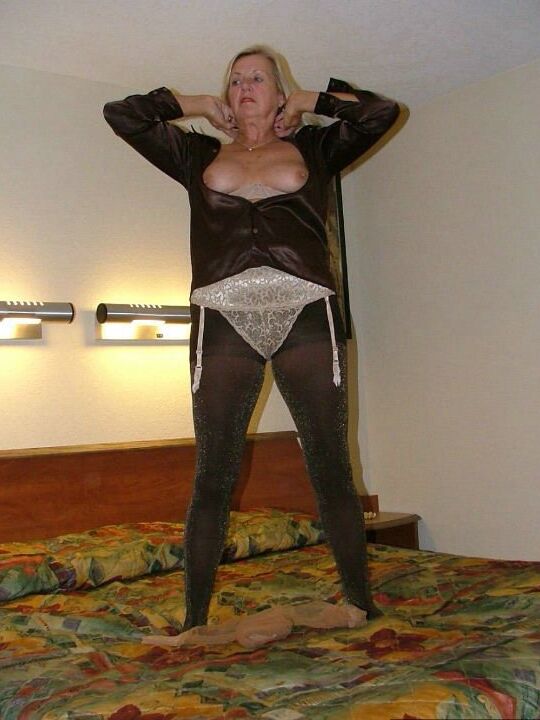 19P Rubia madura amateur Adonna se desnuda y se toca en el motel