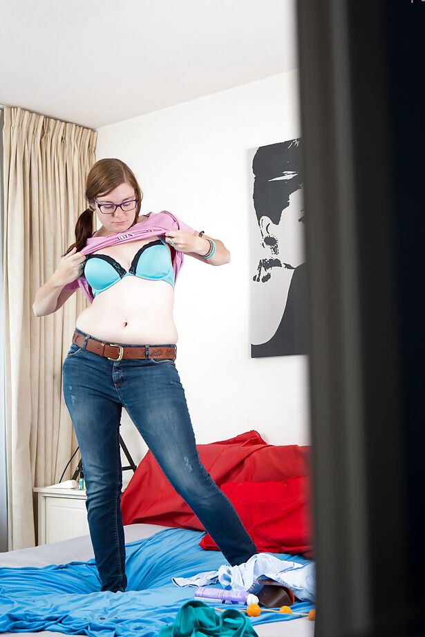 16P La jovencita gordita con gafas Lotte filmada en secreto vistiéndose
