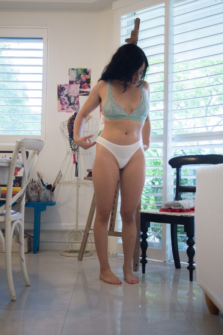 18P Sexy Amateurin Violet R enthüllt Achselhaare