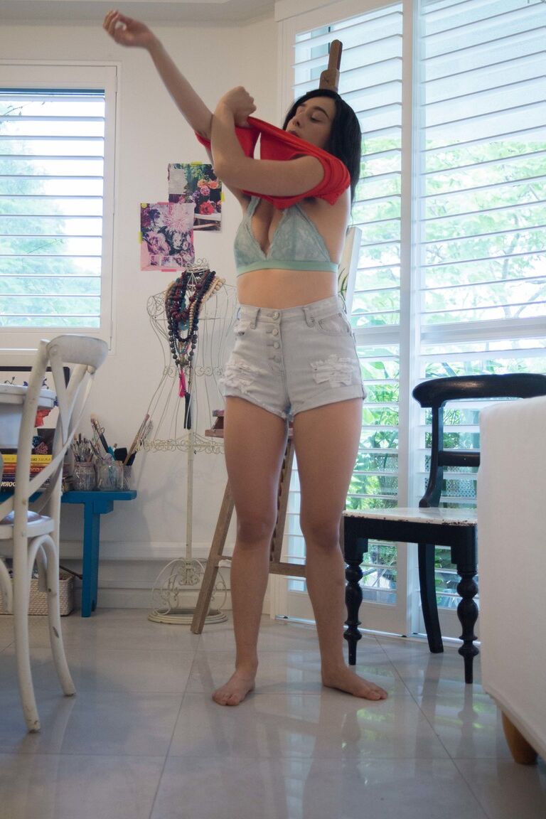 18P Sexy Amateurin Violet R enthüllt Achselhaare