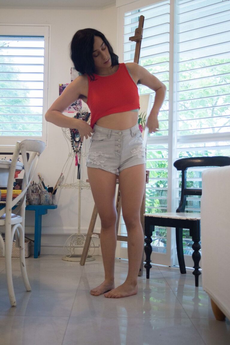 18P Sexy Amateurin Violet R enthüllt Achselhaare