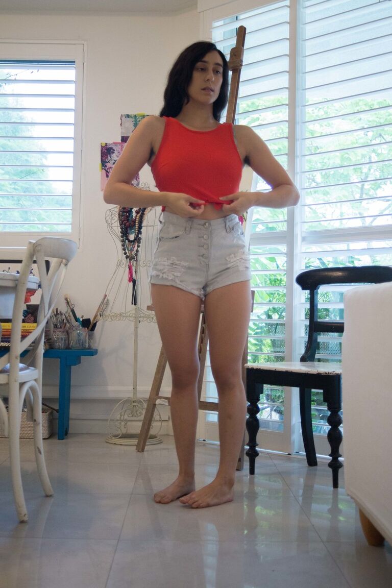 18P Sexy Amateurin Violet R enthüllt Achselhaare
