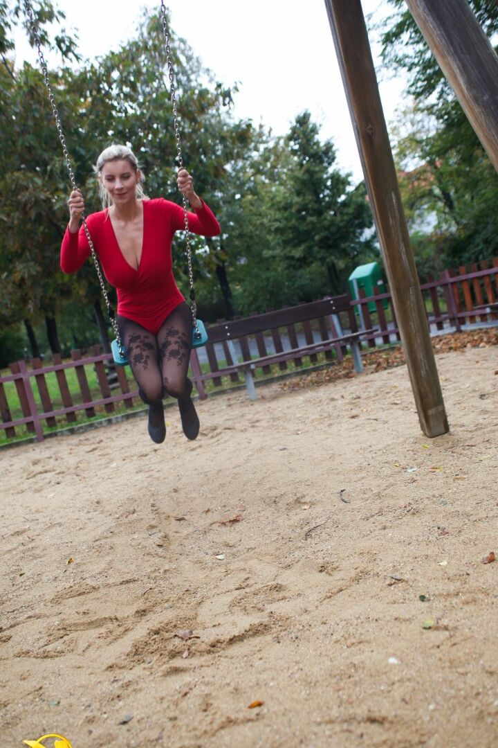 16P L'amatrice blonde Katerina Hartlova perd ses nichons sur une aire de jeux