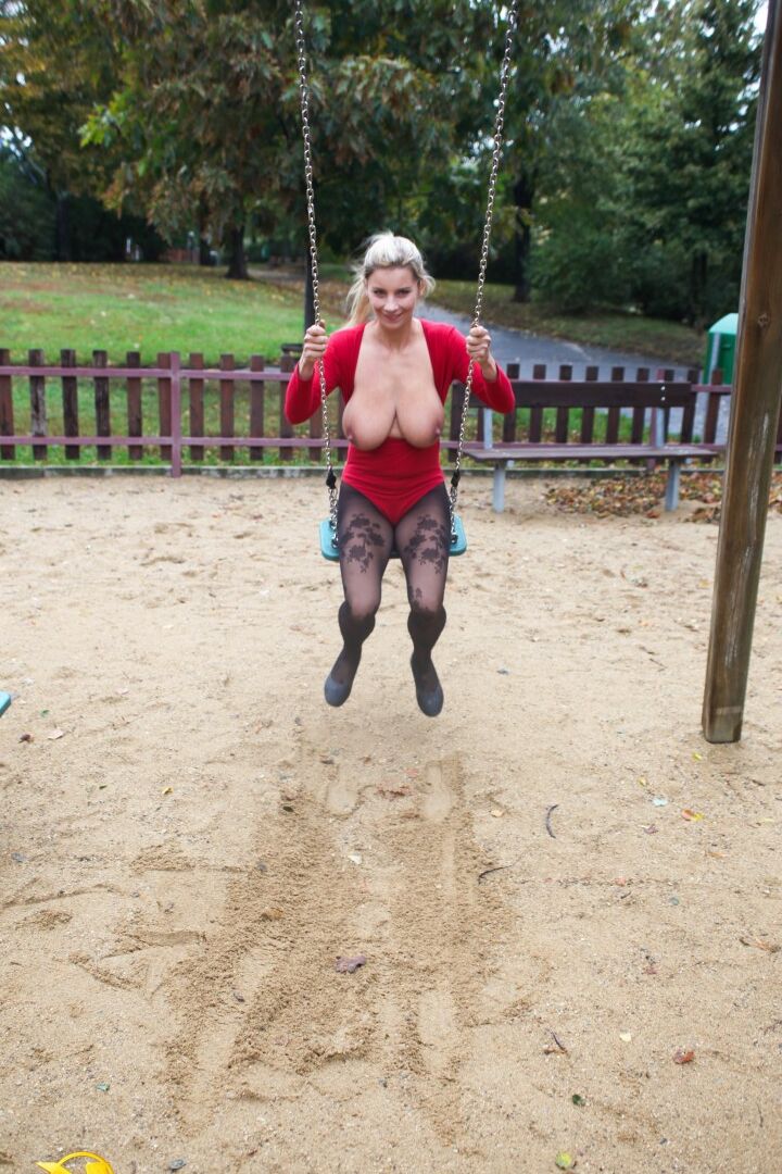 16P L'amatrice blonde Katerina Hartlova perd ses nichons sur une aire de jeux