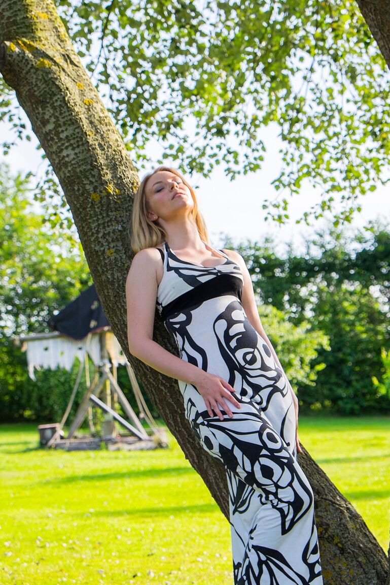 16P La sexy rubia Willow Hudson muestra sus grandes pezones desnuda debajo de un árbol