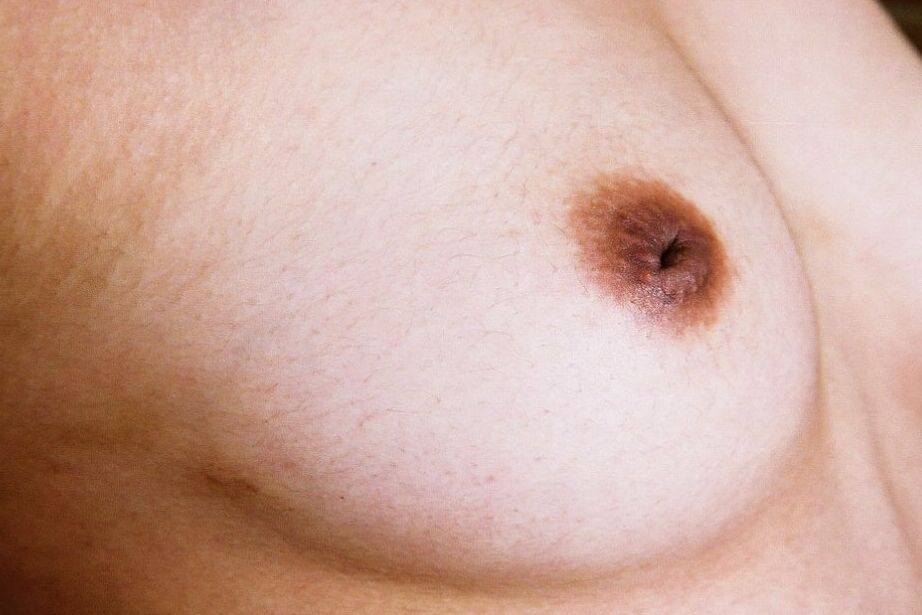 16P Junko amador asiático rolando a meia-calça para expor a vagina peluda