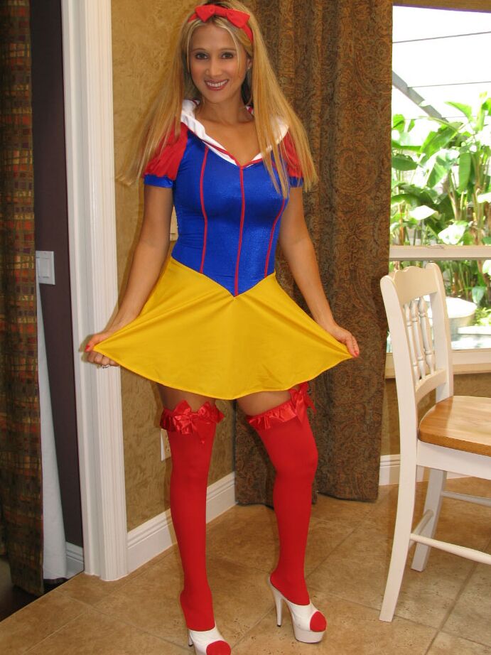 15P Blonde Amateurin zieht sich an einem Küchentisch Cosplay-Kleidung an