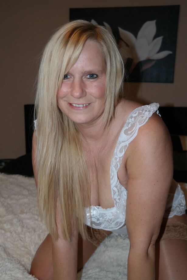 20P Sweet Susi, une escorte mature, a l'air si coquine et étale sa chatte en bas.