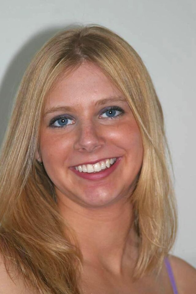 Die 16P blonde Amateurin Nicole zieht vor dem Muschispiel ihre Unterwäsche und die passenden Nylons aus
