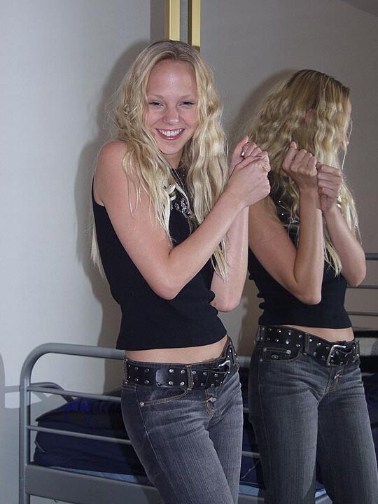 16P La rubia amateur Ivy hace un gesto con el dedo mientras hace su estreno como modelo desnuda