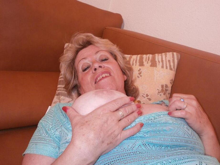 20P La madura tetona Caro se baja la ropa interior de algodón en pantimedias sin entrepierna