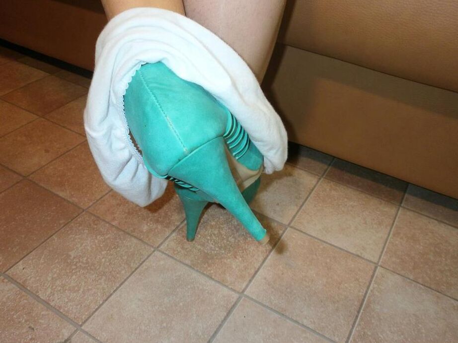 20P La madura tetona Caro se baja la ropa interior de algodón en pantimedias sin entrepierna