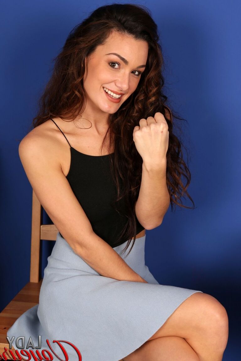 21P La jolie fille Carla James montre ses sous-vêtements orange alors qu'elle est assise sur une chaise.