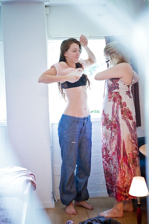 16P Un voyeur sournois surprend les jeunes filles Gina J et Kylie en train de s'habiller