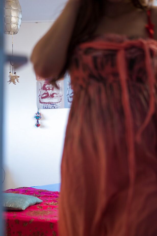 16P Miúda amadora e Busty a solo puxa roupa interior fio dental por cima do rabo enquanto o voyeur observa