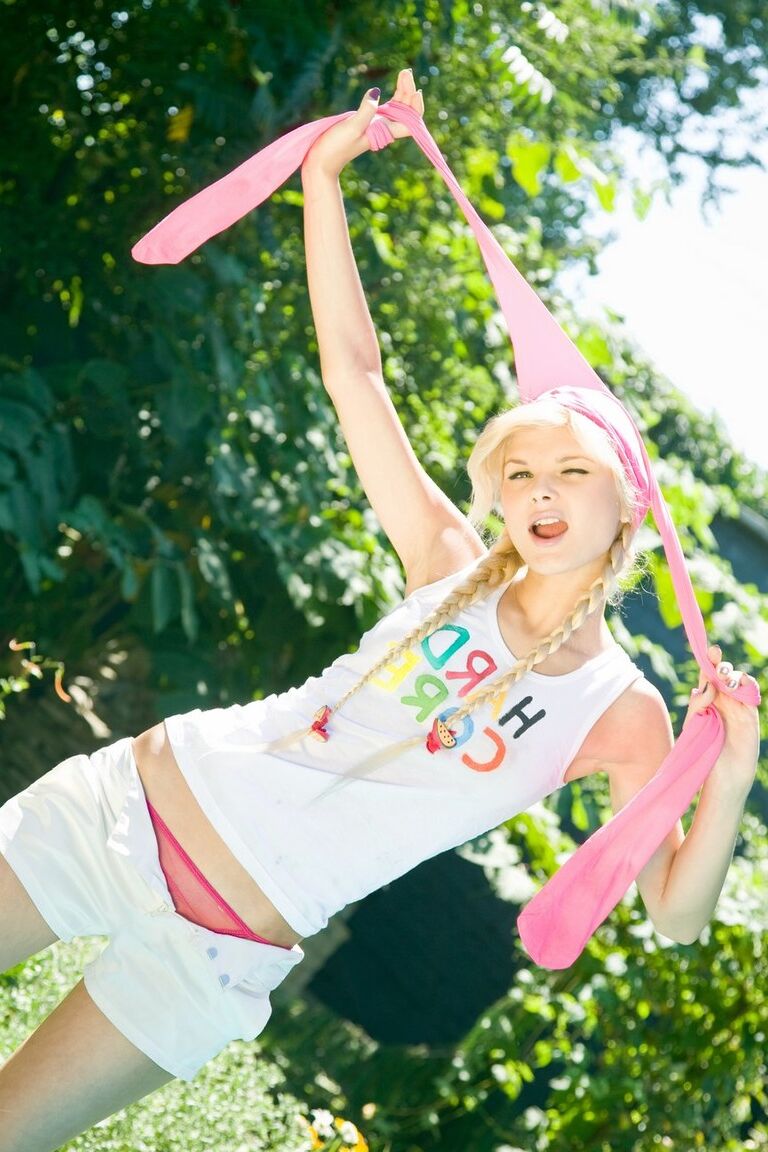 21P Chica rubia de cuerpo delgado hace alarde de sus pequeñas tetas y su coño afeitado al aire libre