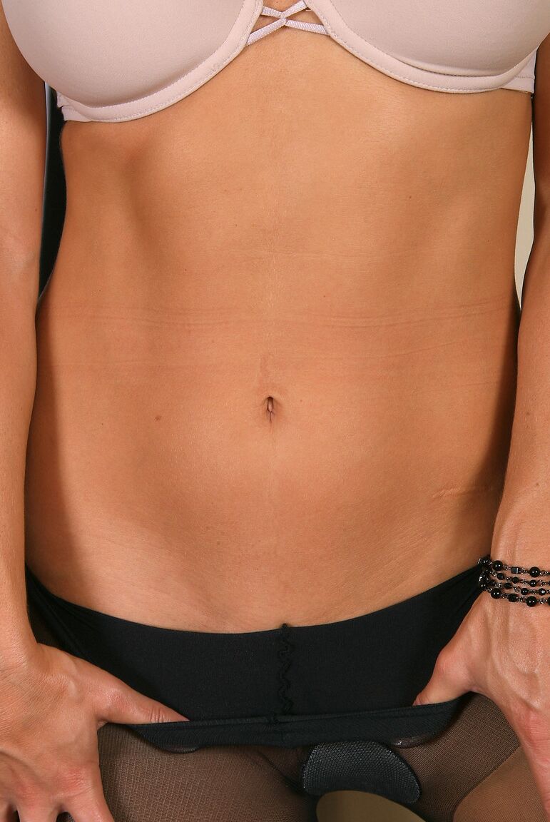 21P Loira madura Ashley L tira a meia-calça e exibe seus peitos grandes perfeitos