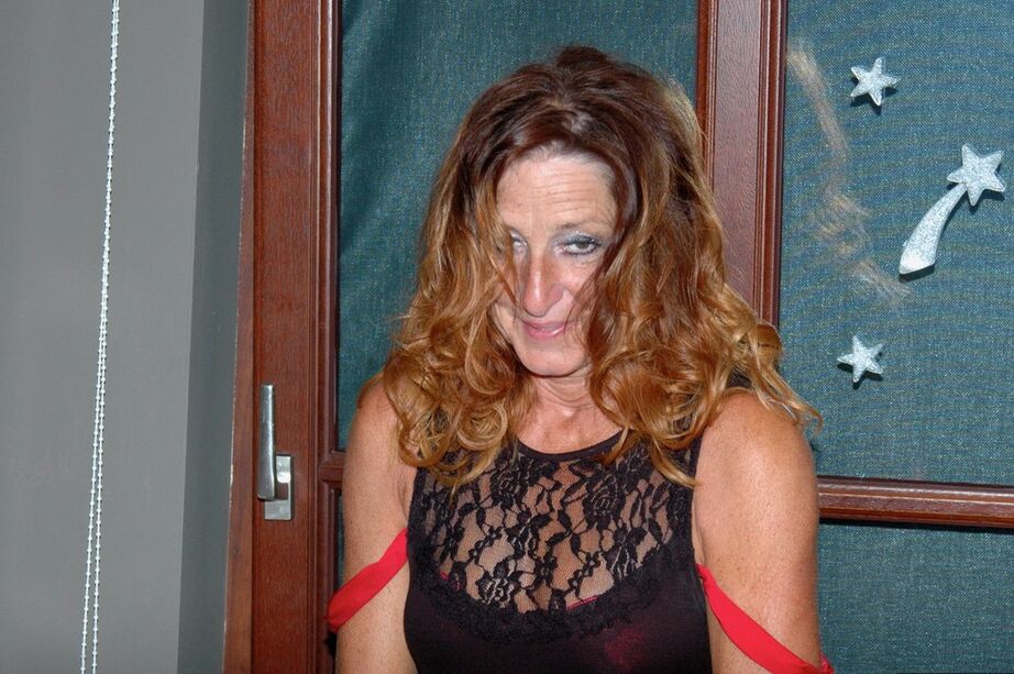 20P Ama de casa amateur cachonda con falda sexy y medias de nailon se toca
