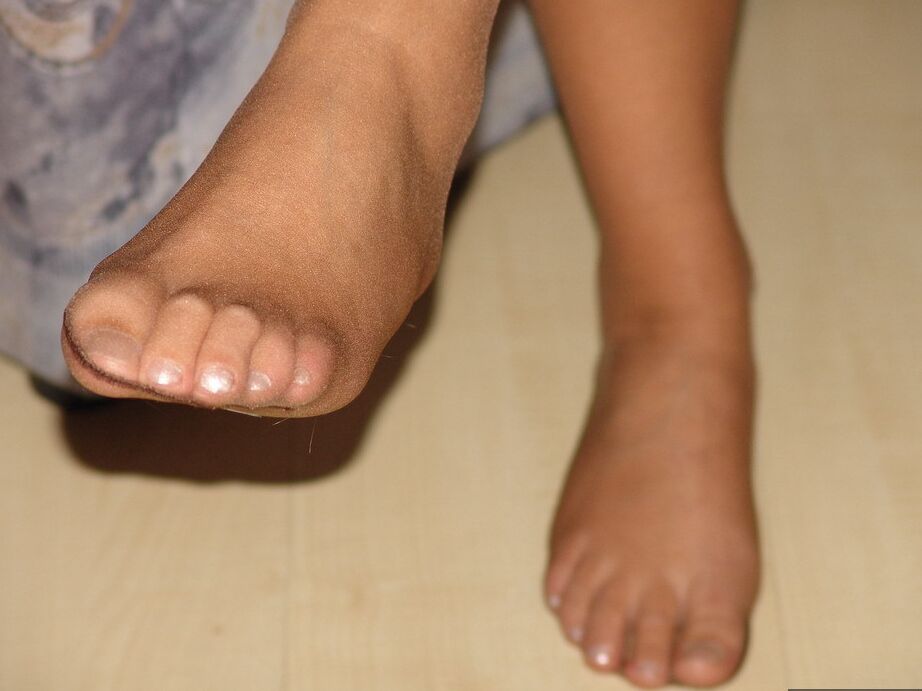 20P Doce Susi madura gostosa exibindo inserção de brinquedo de joelhos em meia-calça transparente