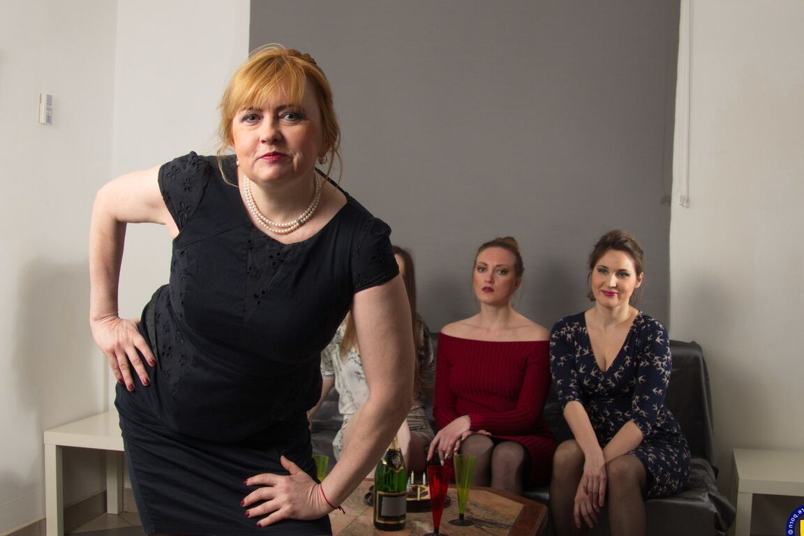 16P Des femmes au foyer matures se lancent dans un quatuor lesbien après avoir bu du vin