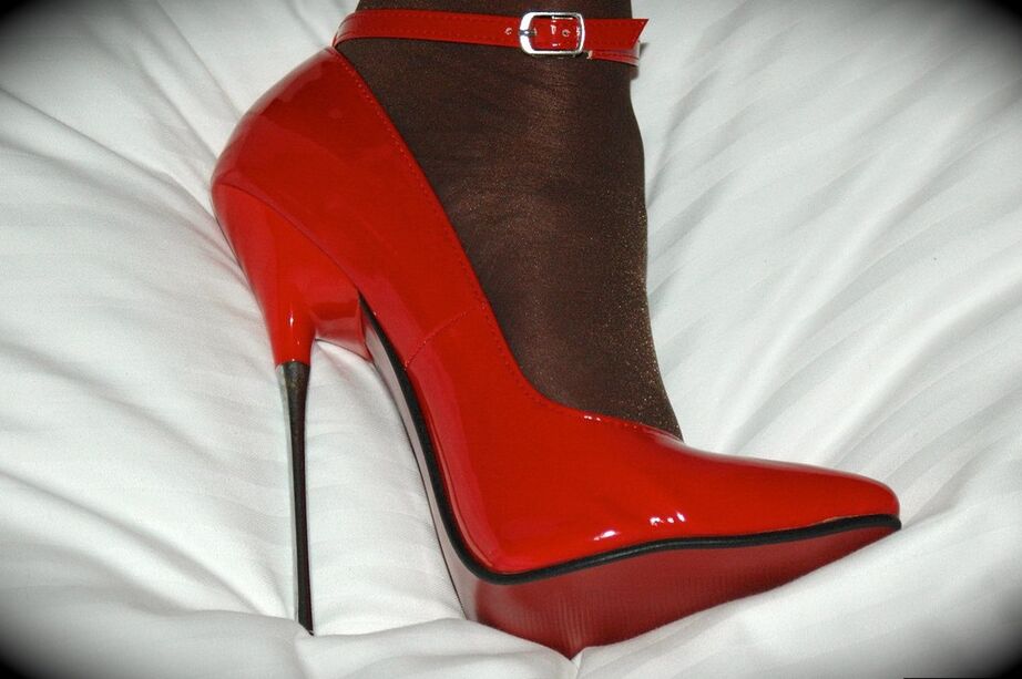 20P Ruiva madura tira o salto agulha vermelho enquanto usa meia-calça