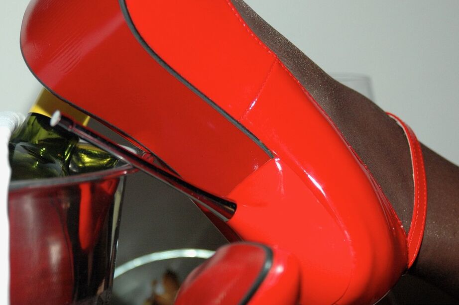 20P Ruiva madura tira o salto agulha vermelho enquanto usa meia-calça
