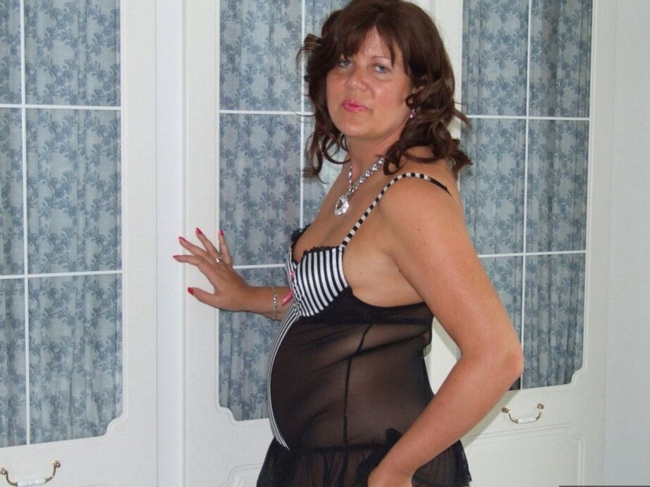 20P Over 30 amateur Sandy pleasures her twat with fingers and a double-ended dildo