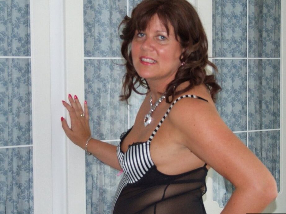 20P Over 30 amateur Sandy pleasures her twat with fingers and a double-ended dildo