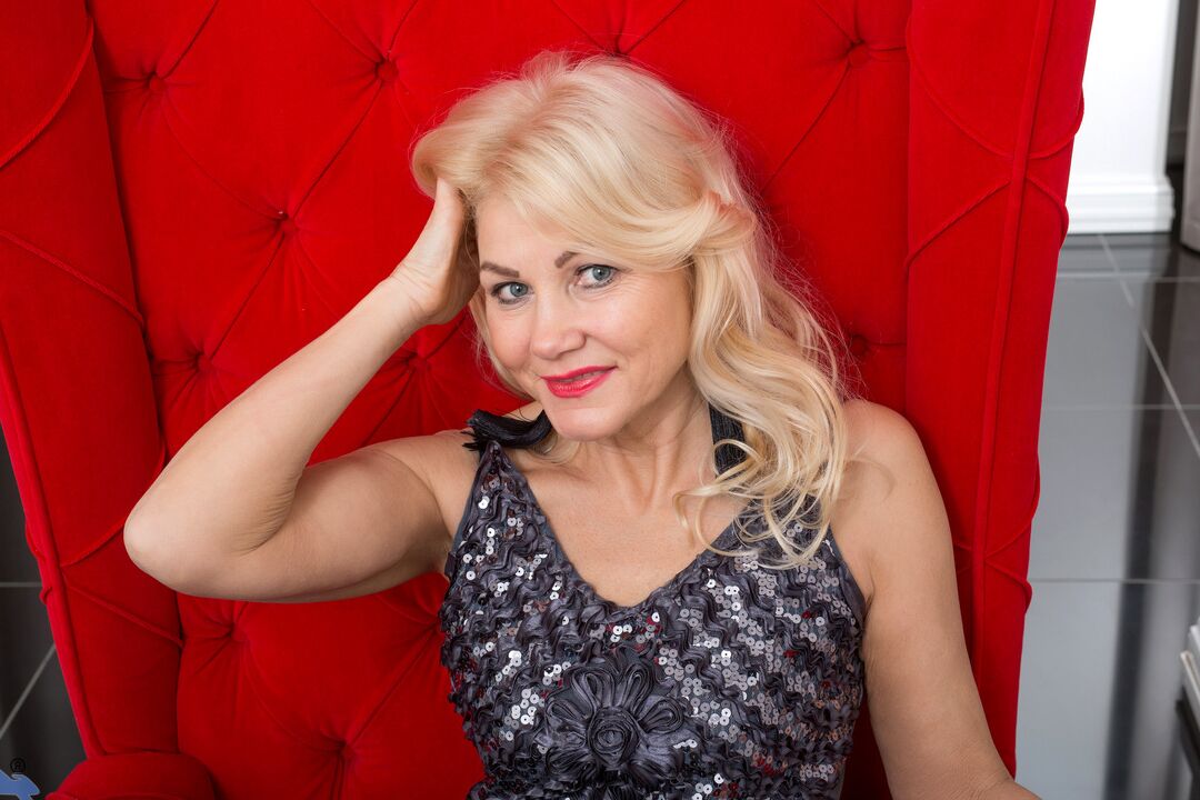 16P La rubia madura Sylvie hace excelentes poses en solitario después de desnudarse hasta quedar en medias