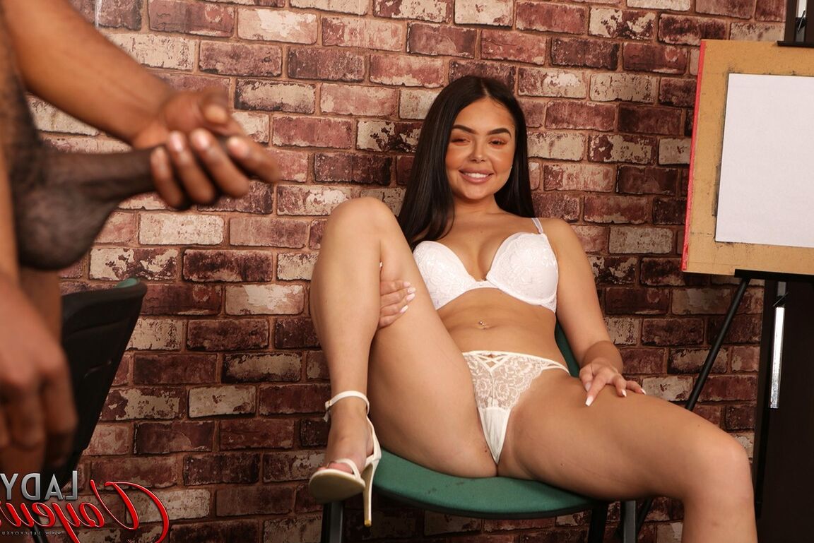 21P La amateur Louise Hardy se desnuda en ropa interior para un voyeur negro