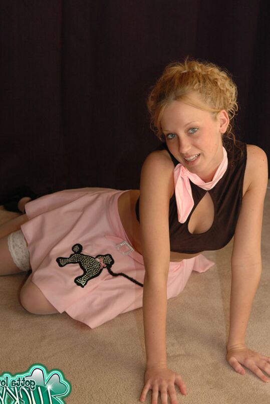 12P La linda adolescente Lucky expone sus tentadores muslos y sus medias en acción SFW