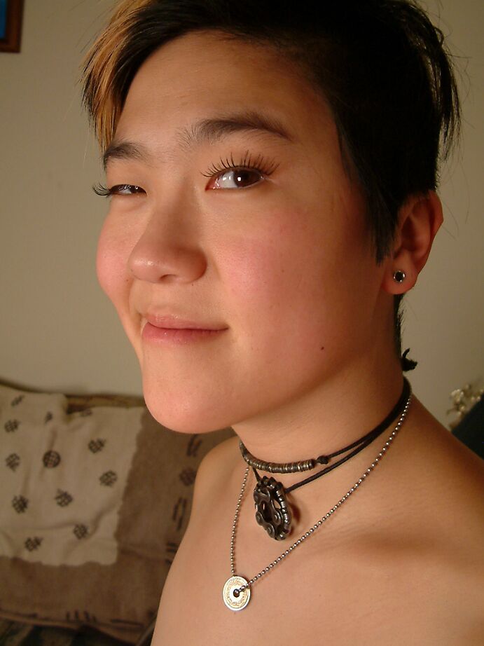 16P Cady, amateur asiatique débutante, joue avec son trou d'amour super poilu