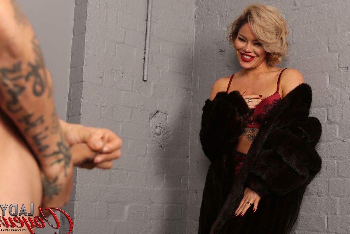 21P La rubia amateur Harli May muestra su lencería