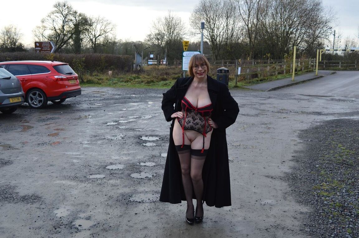 16P Barby Slut, amatrice mature, expose ses seins et sa chatte dans un lieu public