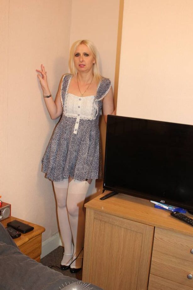 20P Loira amadora Tracey Lain chupa um pau antes do sexo anal em meias brancas