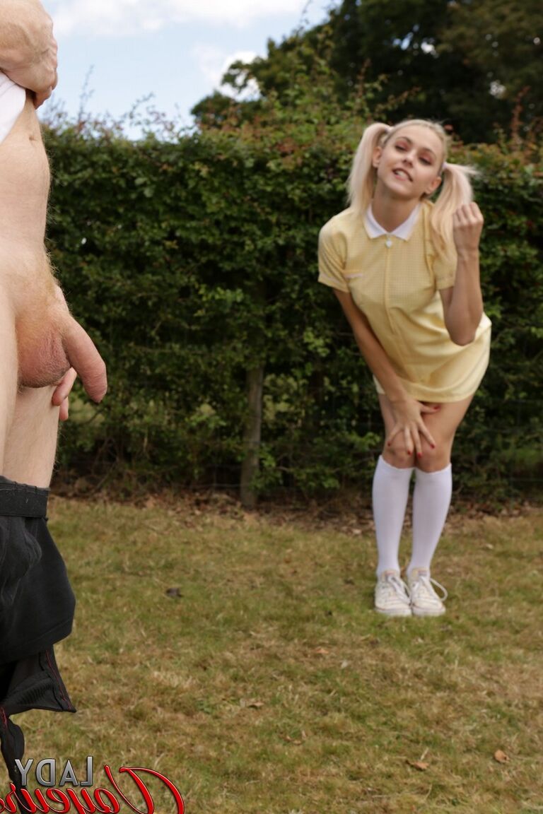 21P Skinny Chloe Toy expose son adorable cul pendant qu'un mec se masturbe en plein air