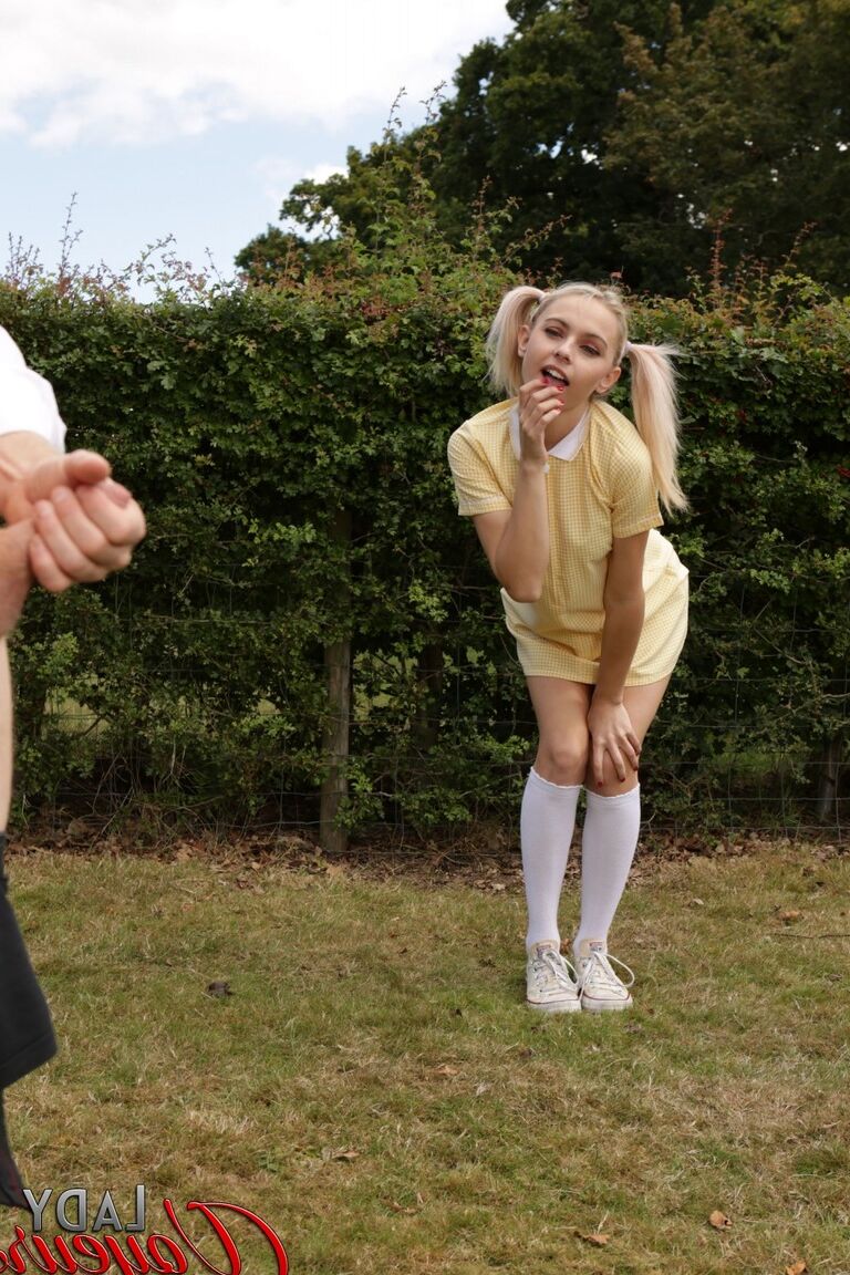 21P Skinny Chloe Toy expose son adorable cul pendant qu'un mec se masturbe en plein air