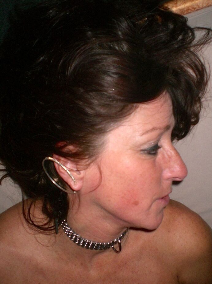 16P Une première débutante mature troque sa mini-jupe en cuir contre de la lingerie sensuelle