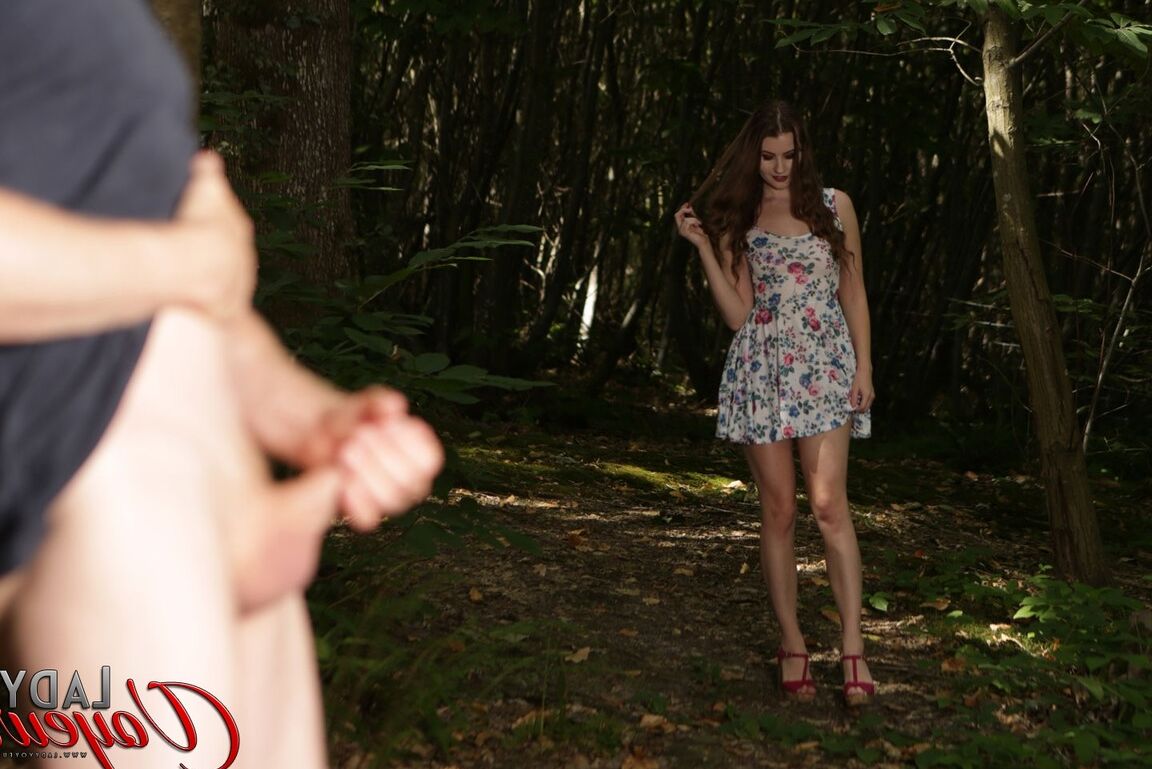 21P La morena Brook Logan se quita su vestido sexy
