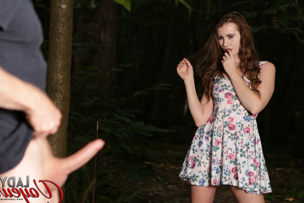 21P La morena Brook Logan se quita su vestido sexy