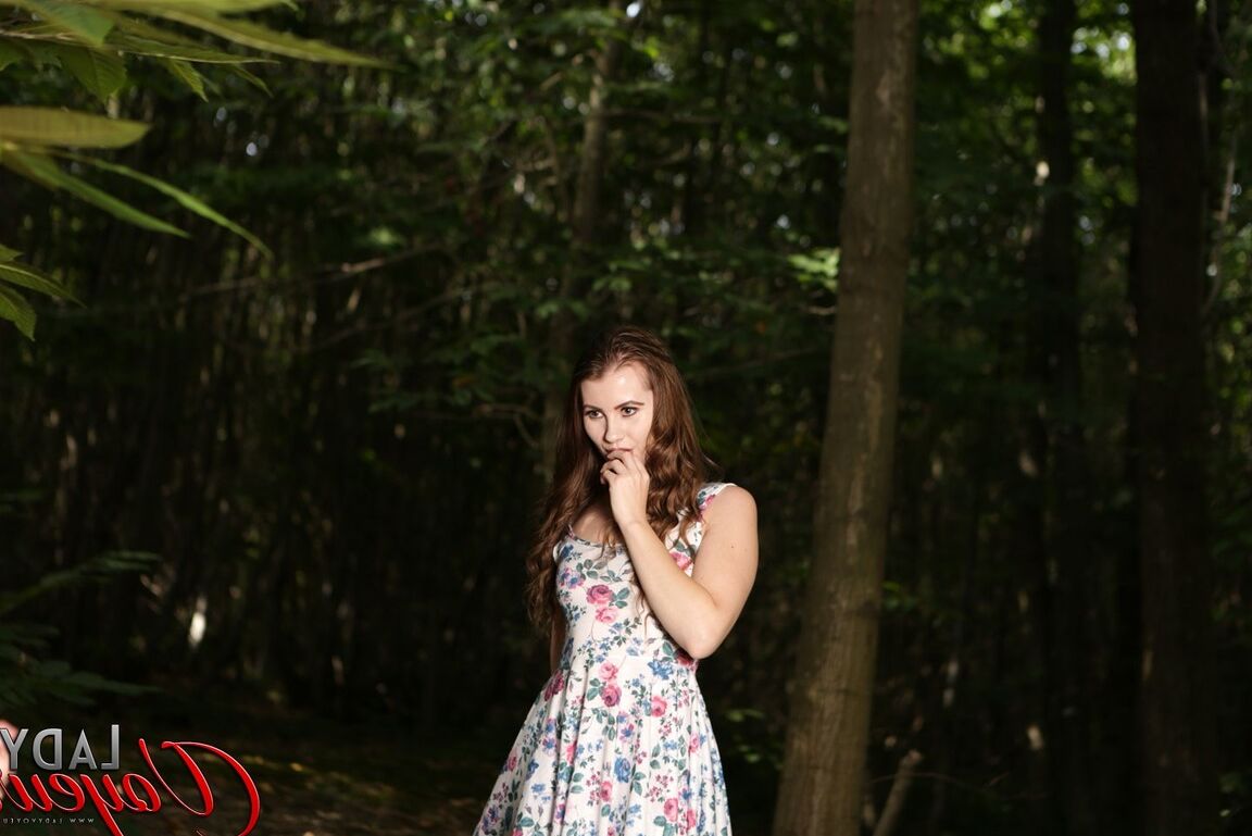 21P La morena Brook Logan se quita su vestido sexy