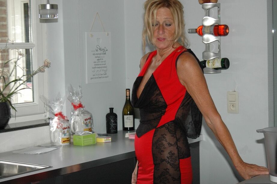 20P Amadora vagabunda mais velha Kyra em vestido sexy e meias esfregando seu clitóris com tesão