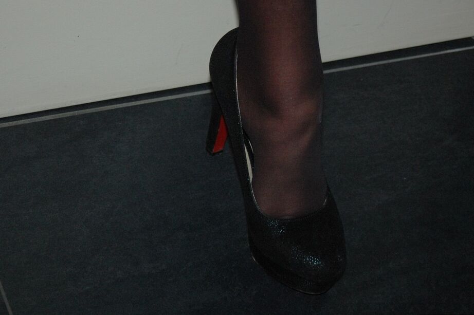 20P Amadora vagabunda mais velha Kyra em vestido sexy e meias esfregando seu clitóris com tesão