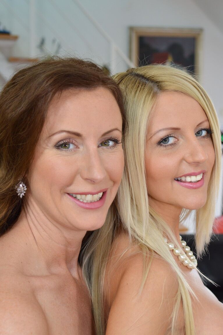 15P MILF experiente ensina truques lésbicos gostosos para sua enteada para a formatura