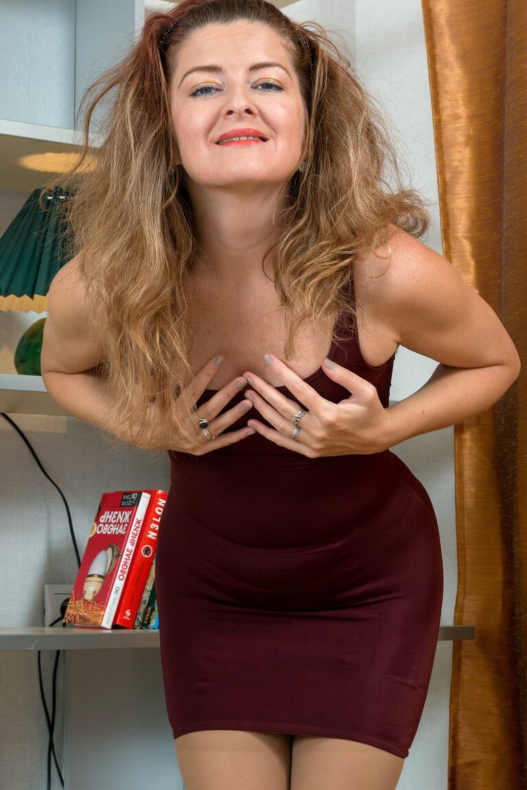 21P Hot Russian MILF Helen Volga expõe sua virilha peluda enquanto ela se despe
